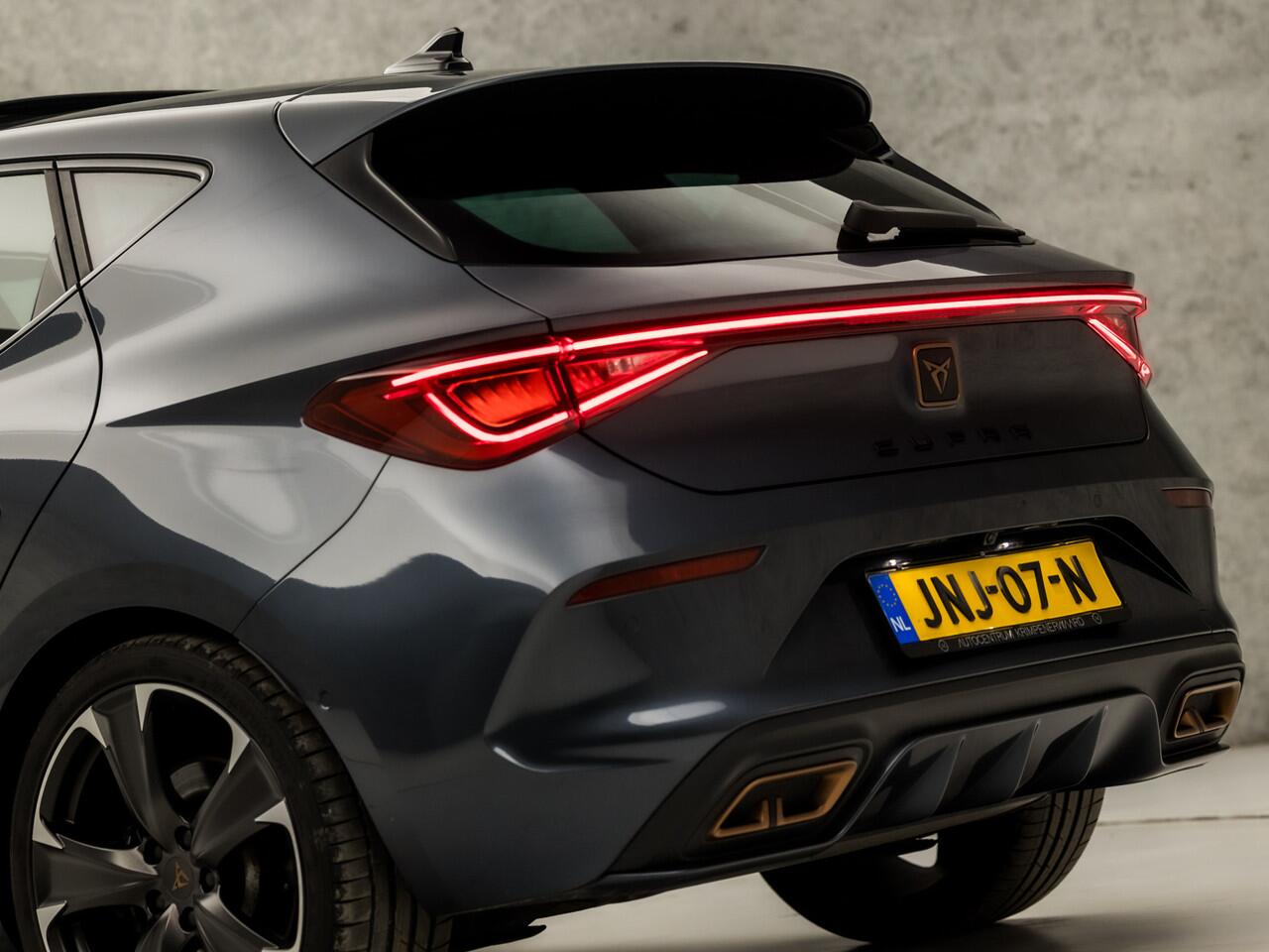 Cupra Leon 1.4 e-Hybrid VZ Adrenaline 245Pk Automaat (SCHUIFDAK, APPLE CARPLAY, GROOT NAVI, MEMORY SEATS, STUUR/STOELVERWARMING, KUIPSTOELEN, CAMERA, ADAPTIVE CRUISE, SFEERVERLICHTING, NIEUWSTAAT)