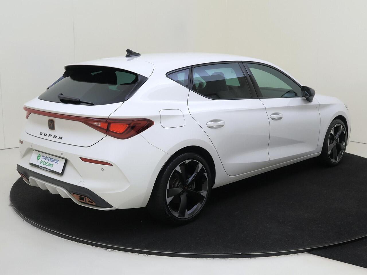 Cupra Leon 1.4 e-Hybrid Business | Keyless | Adaptieve demping systeem | 3-zone airco | Stoel- en stuurwielverwarming | Cruise control | CarPlay | Parkeersensoren achter |
