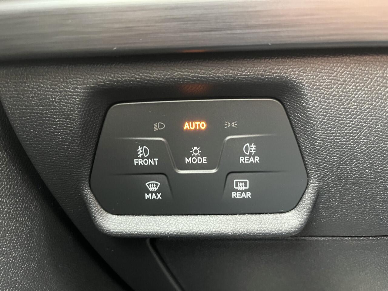 Cupra Leon 1.4 e-Hybrid VZ Performance / AUTOMAAT/ PANO/ 245PK/ 19" LMV/ NAVI/ DIGITAL DASH/ STOEL-STUUR VERWARM./ PARK. SENSOREN + CAMERA/ KEYLESS