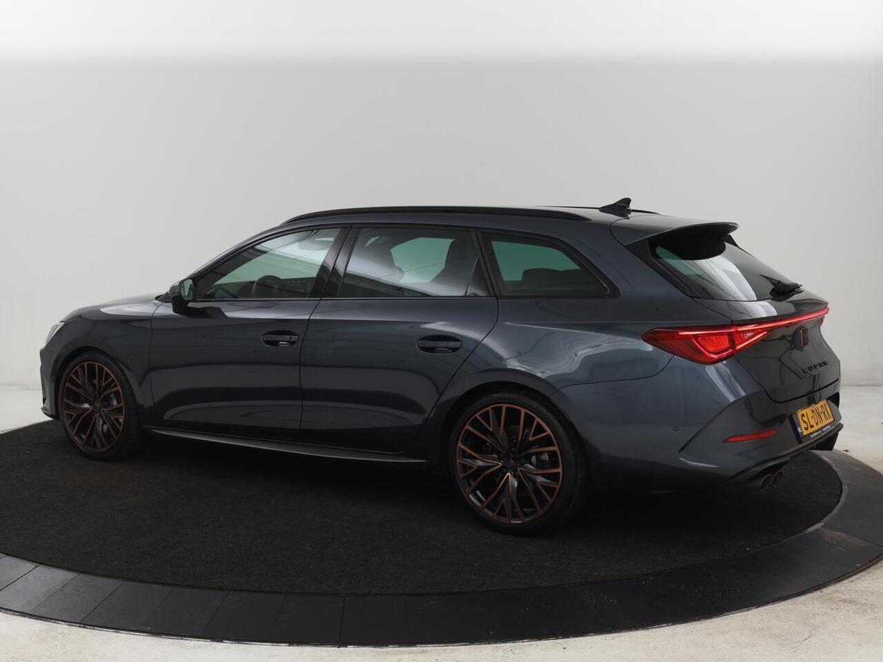 Cupra Leon 2.0 TSI Cup 4-DRIVE | 310pk | Trekhaak | Stoel & stuurverwarming | Carplay | Leder | Adaptive cruise | 19'' | CUP Sportstoelen | Navigatie | Full LED | Beats Pack | Keyless | Sfeerverlichting