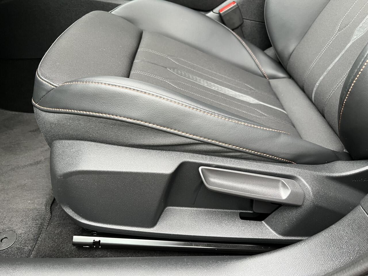 Cupra Leon 1.4 e-Hybrid Business / AUTOMAAT/ KEYLESS/ 3-ZONE CLIMA/ ADAPT. CRUISE/ LED/ DIGITAL DASH/ STOEL-STUUR VERWARM./ FULL LINK/ NAVI/ PARK. SENSOREN + CAMERA/ RIJ-MODI/ 18" LMV