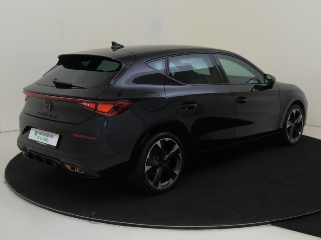 Cupra Leon 1.4 e-Hybrid Business | Adaptieve demping | Keyless | Dodehoek detectie | Navigatie | Stoel- en stuurwielverwarming | CarPlay | Sfeerverlichting |