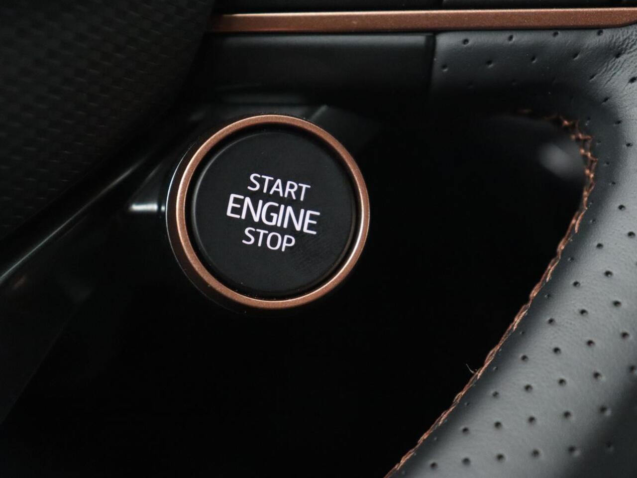 Cupra Leon 1.5 eHybrid Business | Stoelverwarming | Adaptive cruise | Camera | Carplay | Sportstoelen | Matrix LED | Keyless | PHEV | Plug In