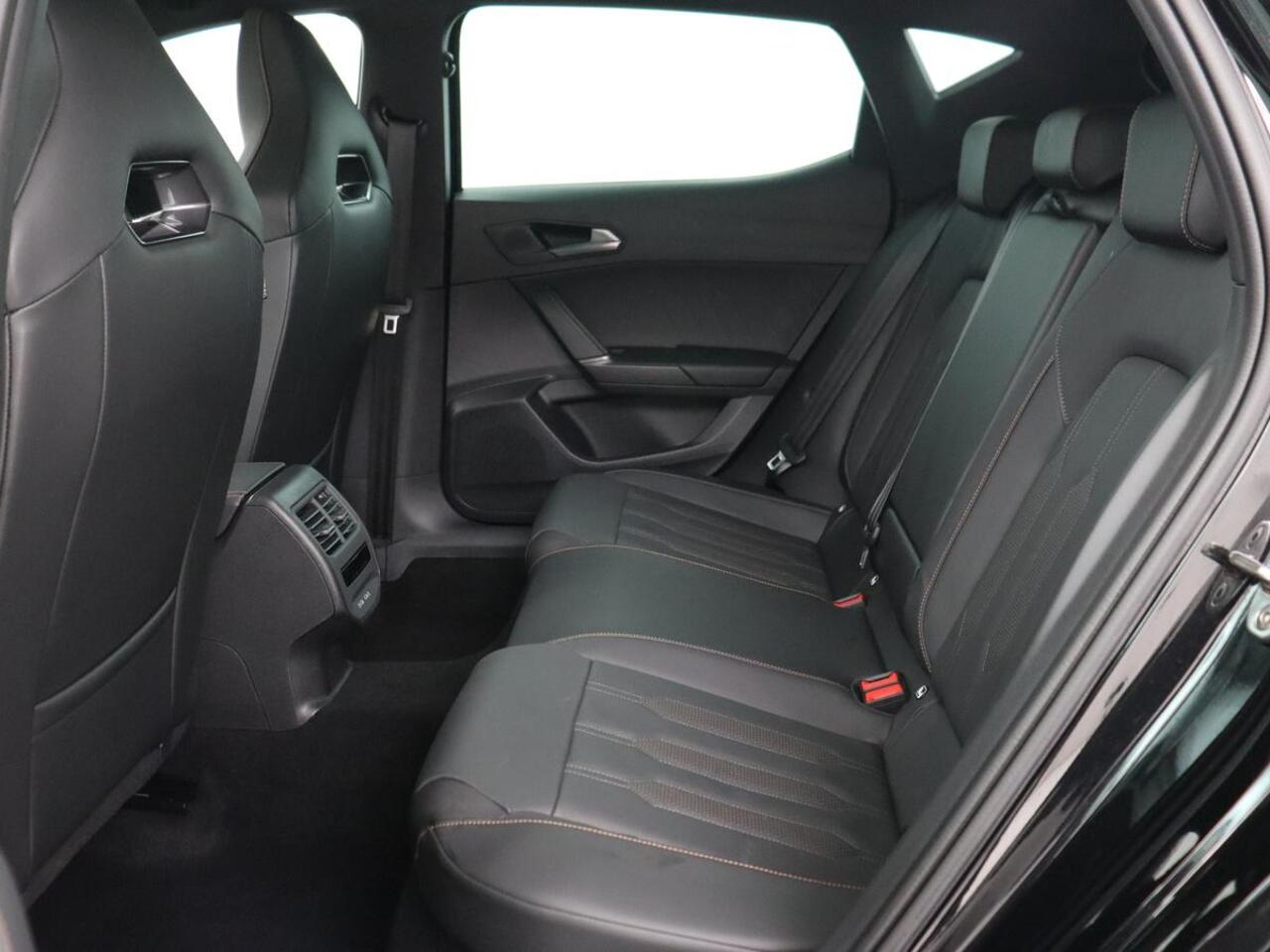 Cupra Leon 2.0 TSI | 300pk | Panoramadak | Leder | Stoelverwarming | Carplay | Camera | Adaptive cruise | Navigatie | 19'' | Sfeerverlichting | Memory | Keyless | Sportstoelen