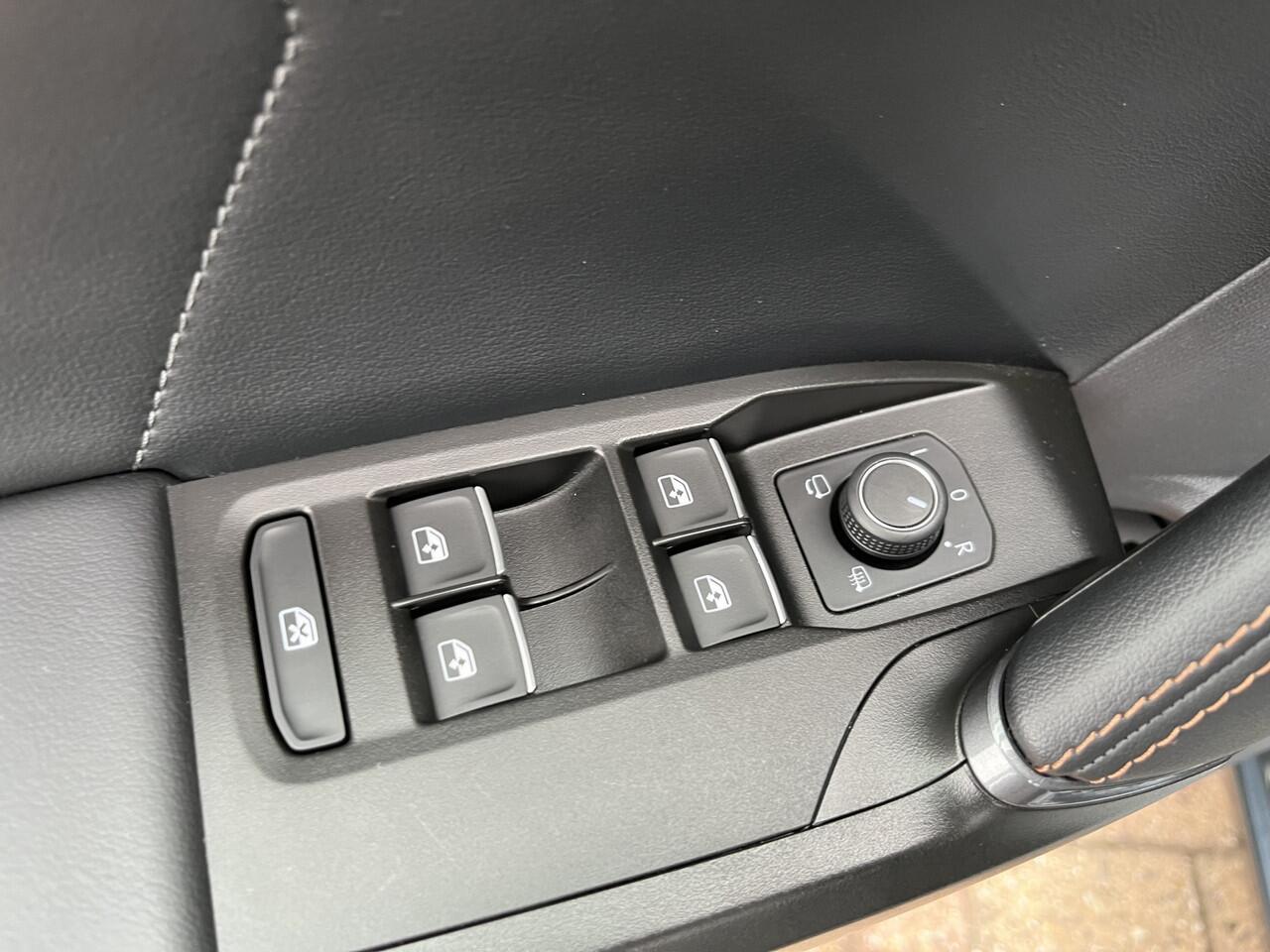 Cupra Leon 1.4 e-Hybrid Business / AUTOMAAT/ KEYLESS/ 3-ZONE CLIMA/ ADAPT. CRUISE/ LED/ DIGITAL DASH/ STOEL-STUUR VERWARM./ FULL LINK/ NAVI/ PARK. SENSOREN + CAMERA/ RIJ-MODI/ 18" LMV