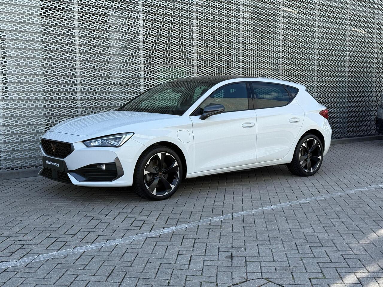 Cupra Leon 1.4 e-Hybrid 204PK Performance / Panoramadak / Kuipstoelen / Digitale Cockpit / Parkeersensoren Achter / Dodehoek Sensor / Stuurverwarming