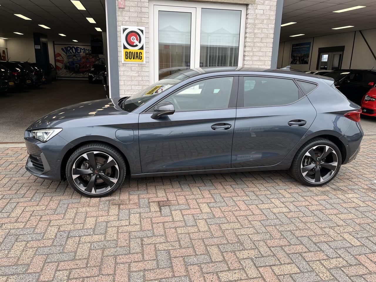 Cupra Leon 1.4 e-Hybrid Business / AUTOMAAT/ KEYLESS/ 3-ZONE CLIMA/ ADAPT. CRUISE/ LED/ DIGITAL DASH/ STOEL-STUUR VERWARM./ FULL LINK/ NAVI/ PARK. SENSOREN + CAMERA/ RIJ-MODI/ 18" LMV