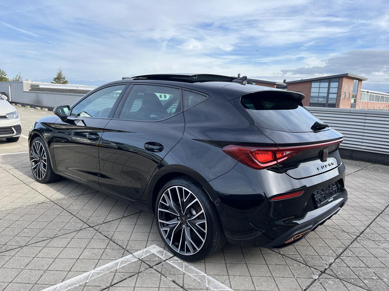 Cupra Leon 1.4 e-Hybrid 245pk Performance DSG Automaat 19"LM velgen / Panoramadak / Voorruit verwarmbaar / Navigatie / Parkeersensoren