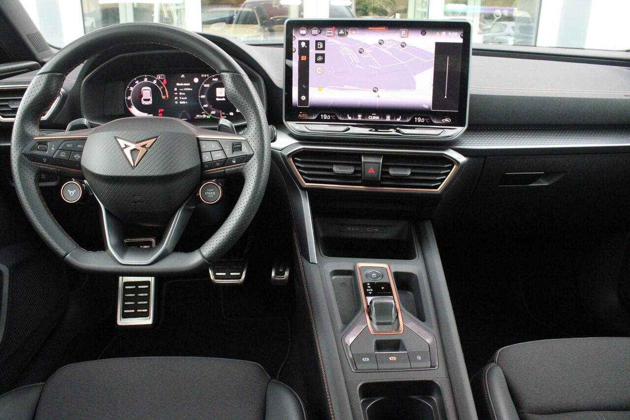 Cupra Leon 1.5 eTSI 150PK BUSINESS EDITION | LED MATRIX KOPLAMPEN | DRAADLOZE APPLE CARPLAY/ANDROID AUTO | NAVIGATIE | ACHTERUITRIJ CAMERA | 18" LICHTMETALEN VELGEN "GARBI" | DRAADLOZE TELEFOONLADER | STOEL/STUUR VERWARMING | 12,9" INFORTAINMENT SYSTEM | ZWARTE HEM