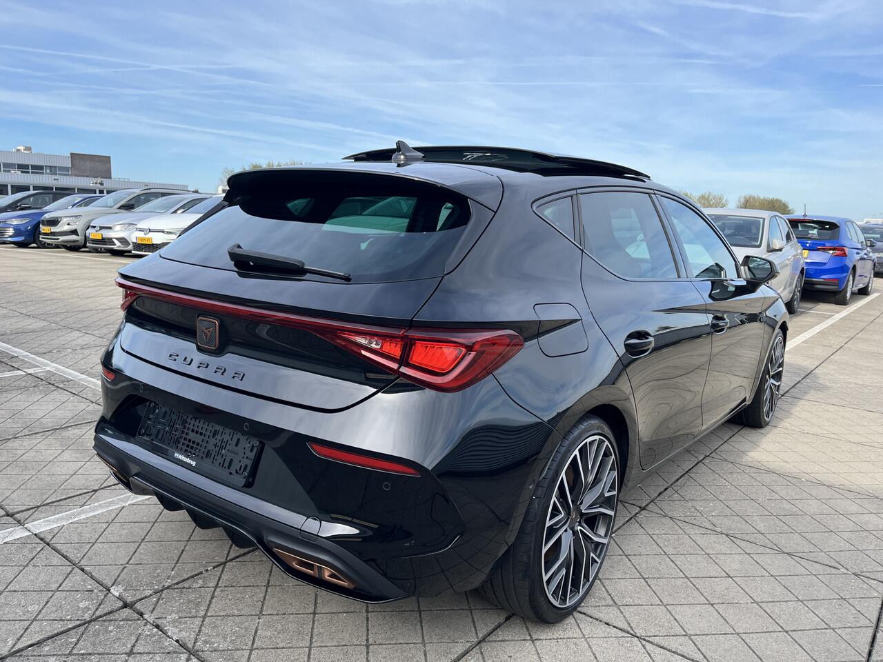 Cupra Leon 1.4 e-Hybrid 245pk Performance DSG Automaat 19"LM velgen / Panoramadak / Voorruit verwarmbaar / Navigatie / Parkeersensoren