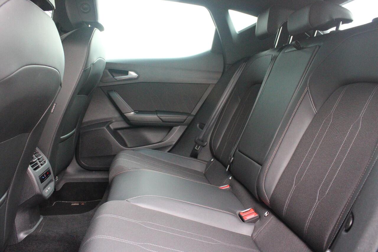 Cupra Leon 1.5 eTSI 150PK BUSINESS EDITION | LED MATRIX KOPLAMPEN | DRAADLOZE APPLE CARPLAY/ANDROID AUTO | NAVIGATIE | ACHTERUITRIJ CAMERA | 18" LICHTMETALEN VELGEN "GARBI" | DRAADLOZE TELEFOONLADER | STOEL/STUUR VERWARMING | 12,9" INFORTAINMENT SYSTEM | ZWARTE HEM