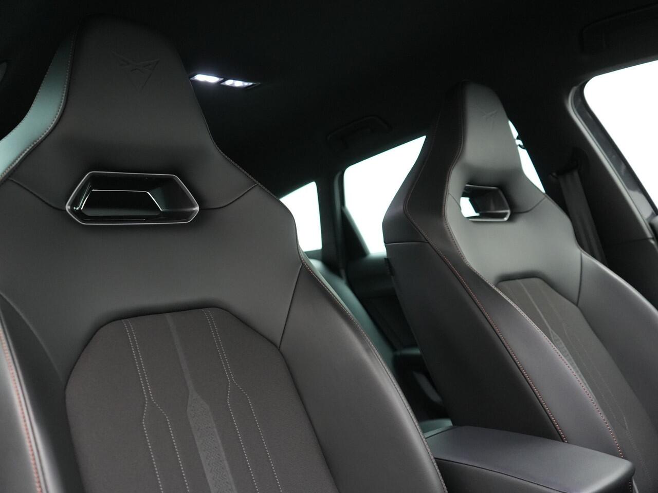 Cupra Leon 1.4 e-Hybrid VZ Plug In Hybrid 245pk Dealer O.H PHEV | Keyless | Cruise Control | Lederen Sportstoelen Verwarmd | Navigatie | Virtual | Front & Lane Assist | Sportstuur Verwarmd | Sfeerverlichting | DAB | 19"L.M |