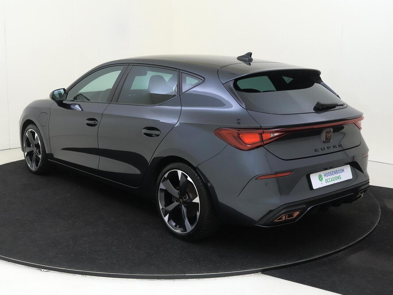 Cupra Leon 1.4 e-Hybrid VZ Business | Parkeerasisstent | Stoel- en stuurwielverwarming | Adaptieve demping | Keyless | Navigatie | Achteruitrijcamera | Sfeerverlichting |