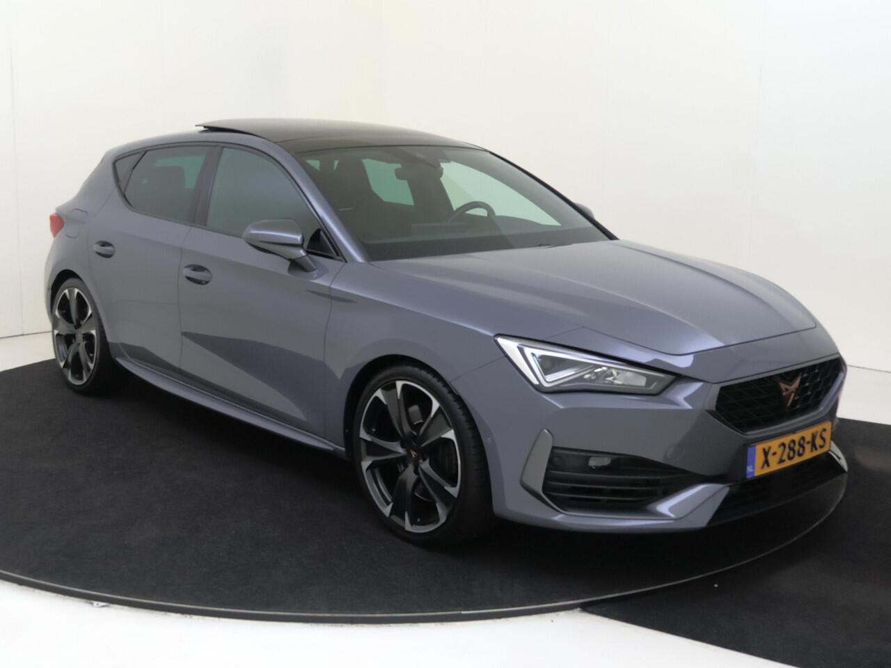 Cupra Leon CUPRA 300 | Panoramadak | Parkeerassistent | Adaptieve demping | Achteruitrijcamera | Dodehoek detectie | 3-zone | Stoel-en stuurwielverwarming |