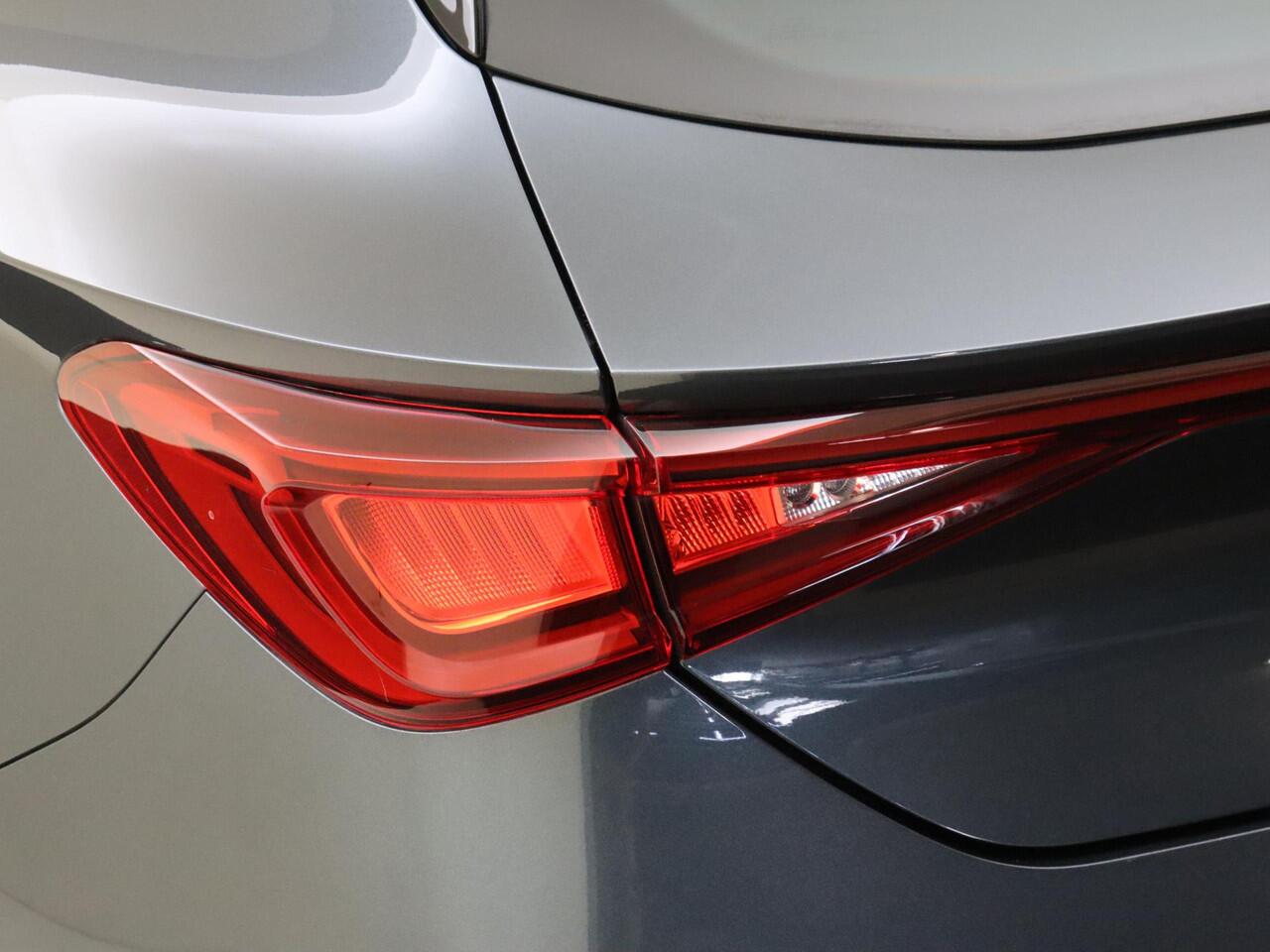 Cupra Leon 1.4 e-Hybrid Business | Parkeerassistent | Adaptieve demping systeem | 3-zone airco | Keyless | Dodehoek detectie | Achteruitrijcamera | Stoel- en stuurwielverwarming | CarPlay |