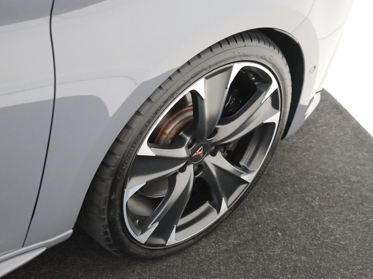 Cupra Leon CUPRA 300 | Panoramadak | Parkeerassistent | Adaptieve demping | Achteruitrijcamera | Dodehoek detectie | 3-zone | Stoel-en stuurwielverwarming |