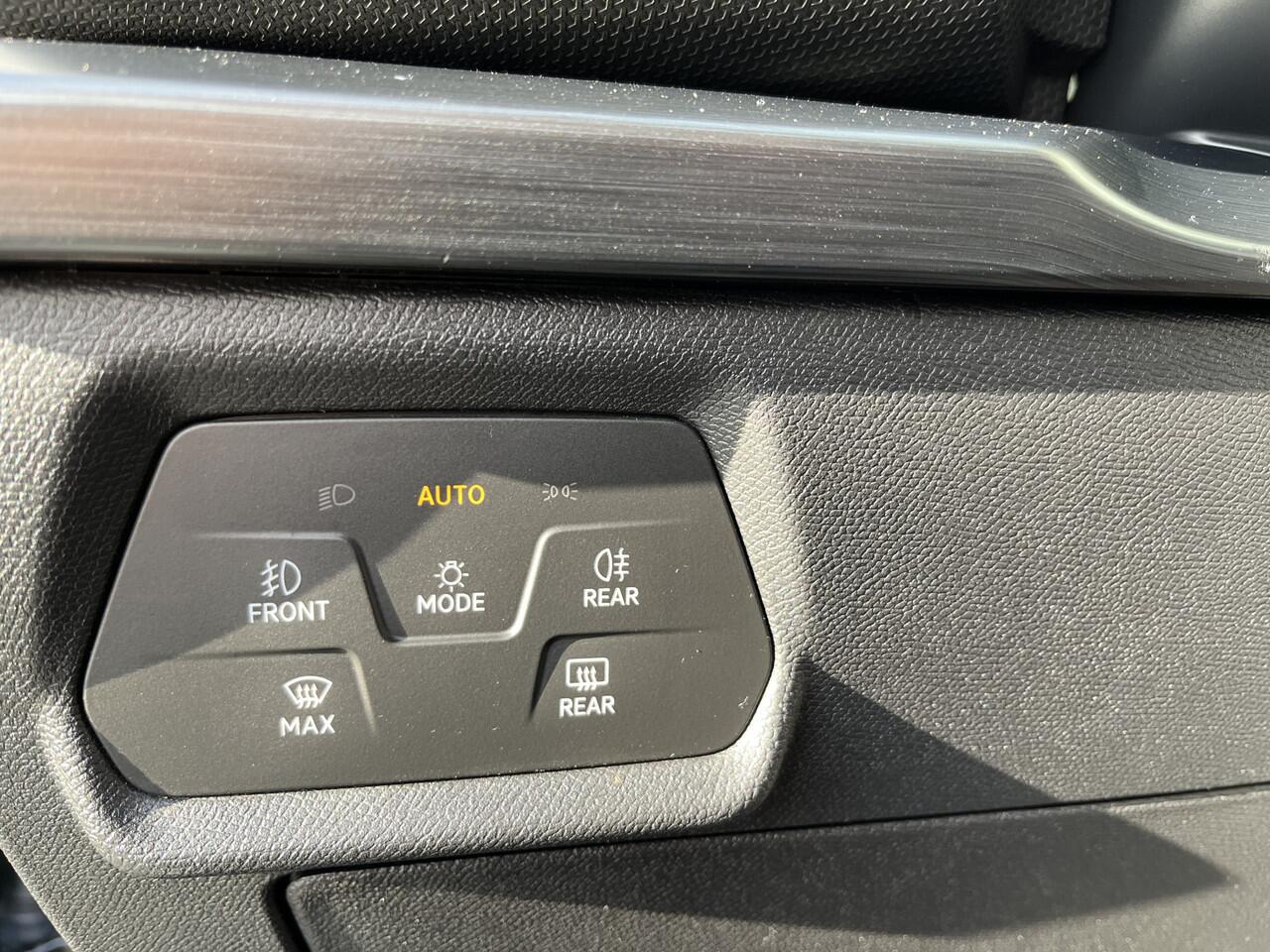 Cupra Leon 1.4 e-Hybrid Performance / AUTOMAAT/ PANO/ STUUR VERWARM./ FULL LINK/ PARK. SENSOREN + CAMERA/ RIJ-MODI/ NAVI/ DIGITAL DASH/ CLIMA