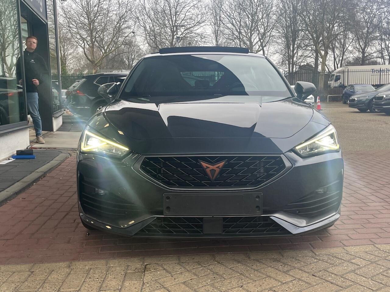 Cupra Leon 1.4 e-Hybrid VZ 245pk DSG Performance / Panorama dak / 19'' LMV / Parkeersensoren voor en achter / Navigatie / Carplay