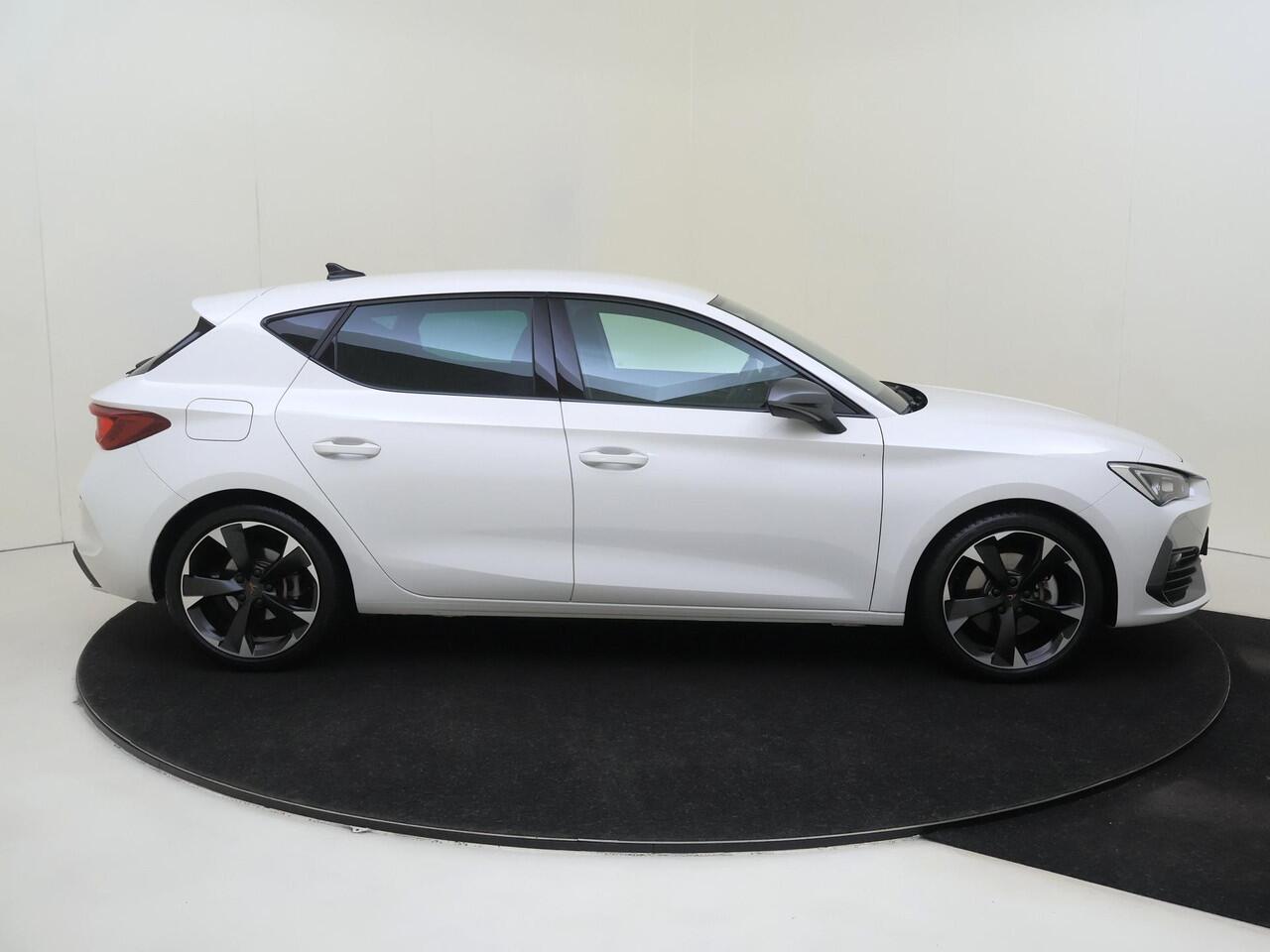 Cupra Leon 1.4 e-Hybrid Business | Keyless | Adaptieve demping systeem | 3-zone airco | Stoel- en stuurwielverwarming | Cruise control | CarPlay | Parkeersensoren achter |