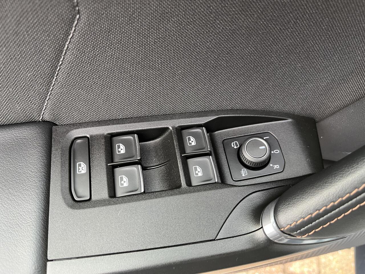 Cupra Leon 1.4 e-Hybrid VZ Performance / AUTOMAAT/ PANO/ 245PK/ 19" LMV/ NAVI/ DIGITAL DASH/ STOEL-STUUR VERWARM./ PARK. SENSOREN + CAMERA/ KEYLESS