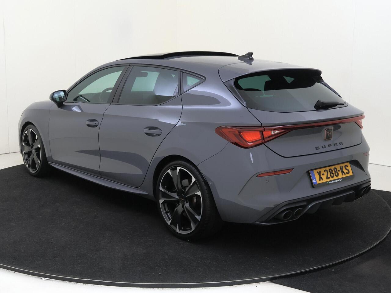 Cupra Leon CUPRA 300 | Panoramadak | Parkeerassistent | Adaptieve demping | Achteruitrijcamera | Dodehoek detectie | 3-zone | Stoel-en stuurwielverwarming |