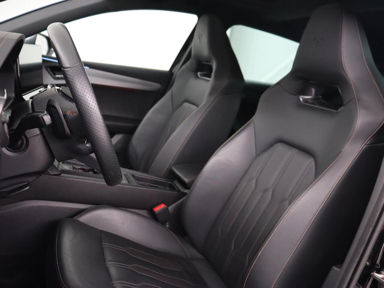 Cupra Leon 2.0 TSI | 300pk | Panoramadak | Leder | Stoelverwarming | Carplay | Camera | Adaptive cruise | Navigatie | 19'' | Sfeerverlichting | Memory | Keyless | Sportstoelen