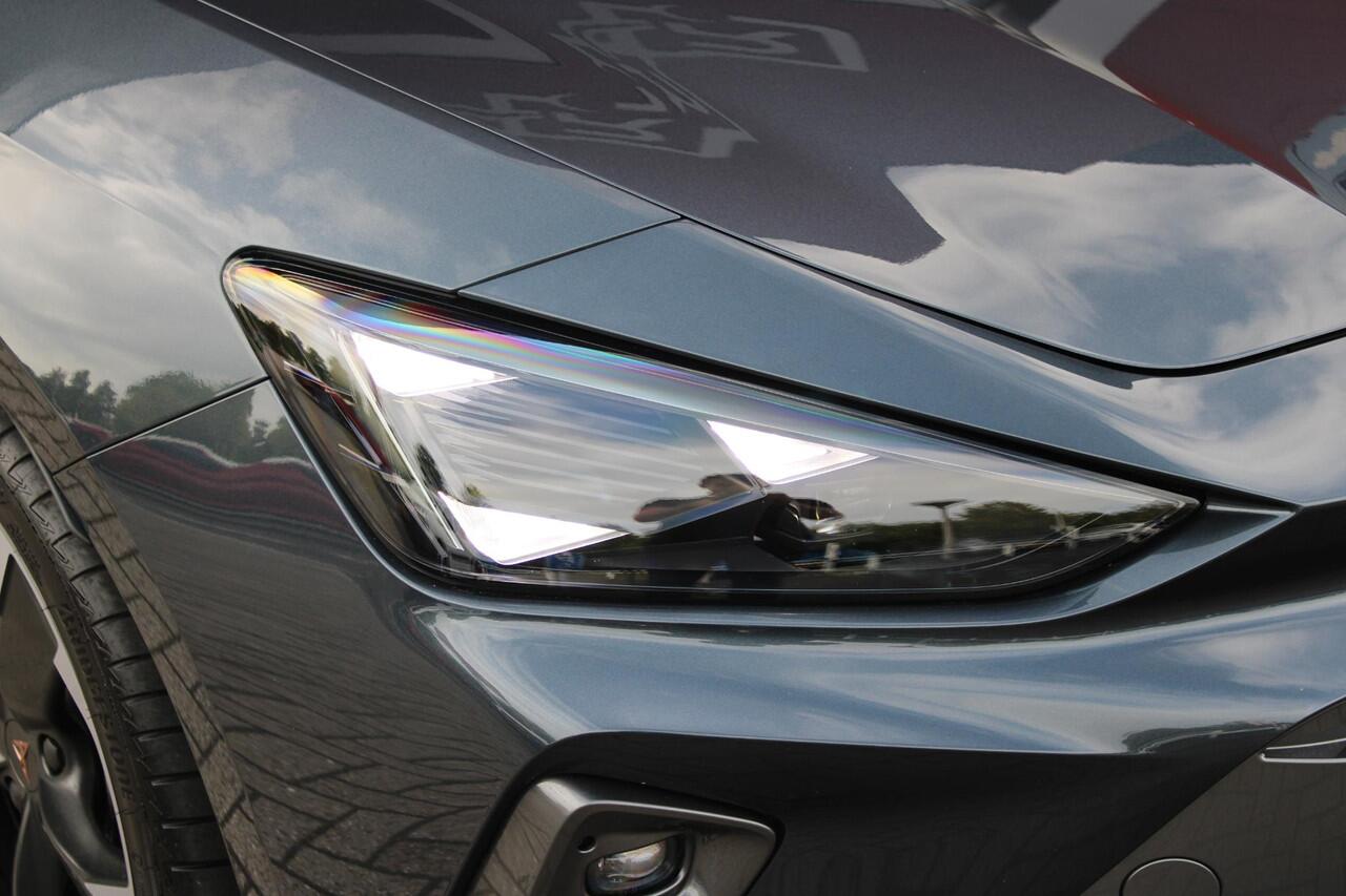 Cupra Leon 1.5 eTSI 150PK BUSINESS EDITION | LED MATRIX KOPLAMPEN | DRAADLOZE APPLE CARPLAY/ANDROID AUTO | NAVIGATIE | ACHTERUITRIJ CAMERA | 18" LICHTMETALEN VELGEN "GARBI" | DRAADLOZE TELEFOONLADER | STOEL/STUUR VERWARMING | 12,9" INFORTAINMENT SYSTEM | ZWARTE HEM