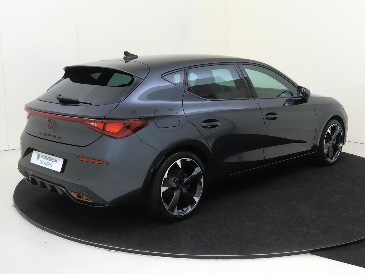 Cupra Leon 1.4 e-Hybrid VZ Business | Parkeerasisstent | Stoel- en stuurwielverwarming | Adaptieve demping | Keyless | Navigatie | Achteruitrijcamera | Sfeerverlichting |