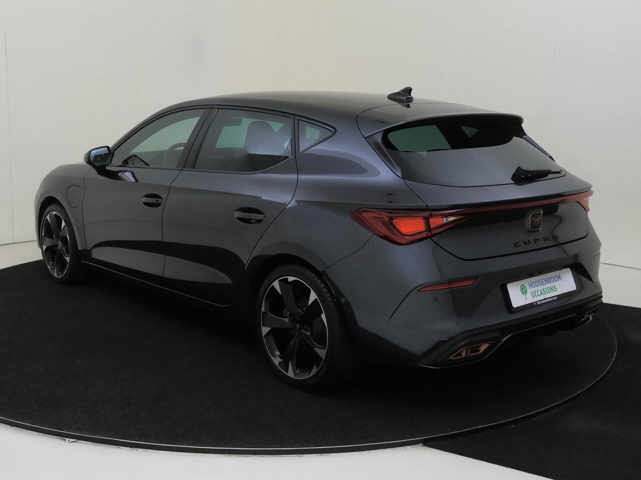 Cupra Leon 1.4 e-Hybrid Business | Parkeerassistent | Adaptieve demping systeem | 3-zone airco | Keyless | Dodehoek detectie | Achteruitrijcamera | Stoel- en stuurwielverwarming | CarPlay |