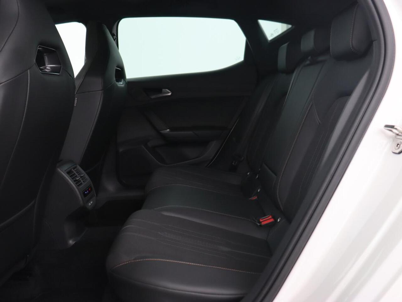 Cupra Leon 1.4 TSI eHybrid PHEV | Panoramadak | Stoel & stuurverwarming | Carplay | Navigatie | Parkeerhulp | Sportstoelen | Digital Cockpit | Half leder | Plug In