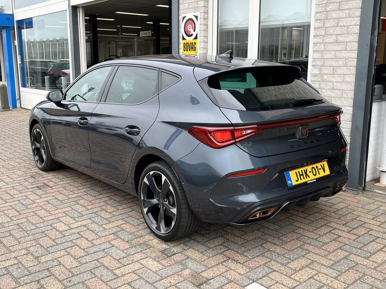 Cupra Leon 1.4 e-Hybrid Business / AUTOMAAT/ KEYLESS/ 3-ZONE CLIMA/ ADAPT. CRUISE/ LED/ DIGITAL DASH/ STOEL-STUUR VERWARM./ FULL LINK/ NAVI/ PARK. SENSOREN + CAMERA/ RIJ-MODI/ 18" LMV