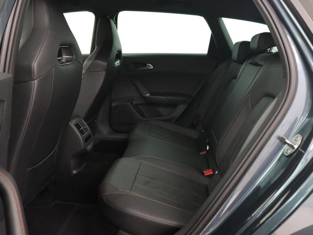 Cupra Leon 1.4 eHybrid VZ | 245pk | Leder | Stoelverwarming | Memory | Carplay | Navigatie | Sfeerverlichting | Parkeerhulp | Sportstoelen | Keyless | Climate control | Cruise control | PHEV | Plug In