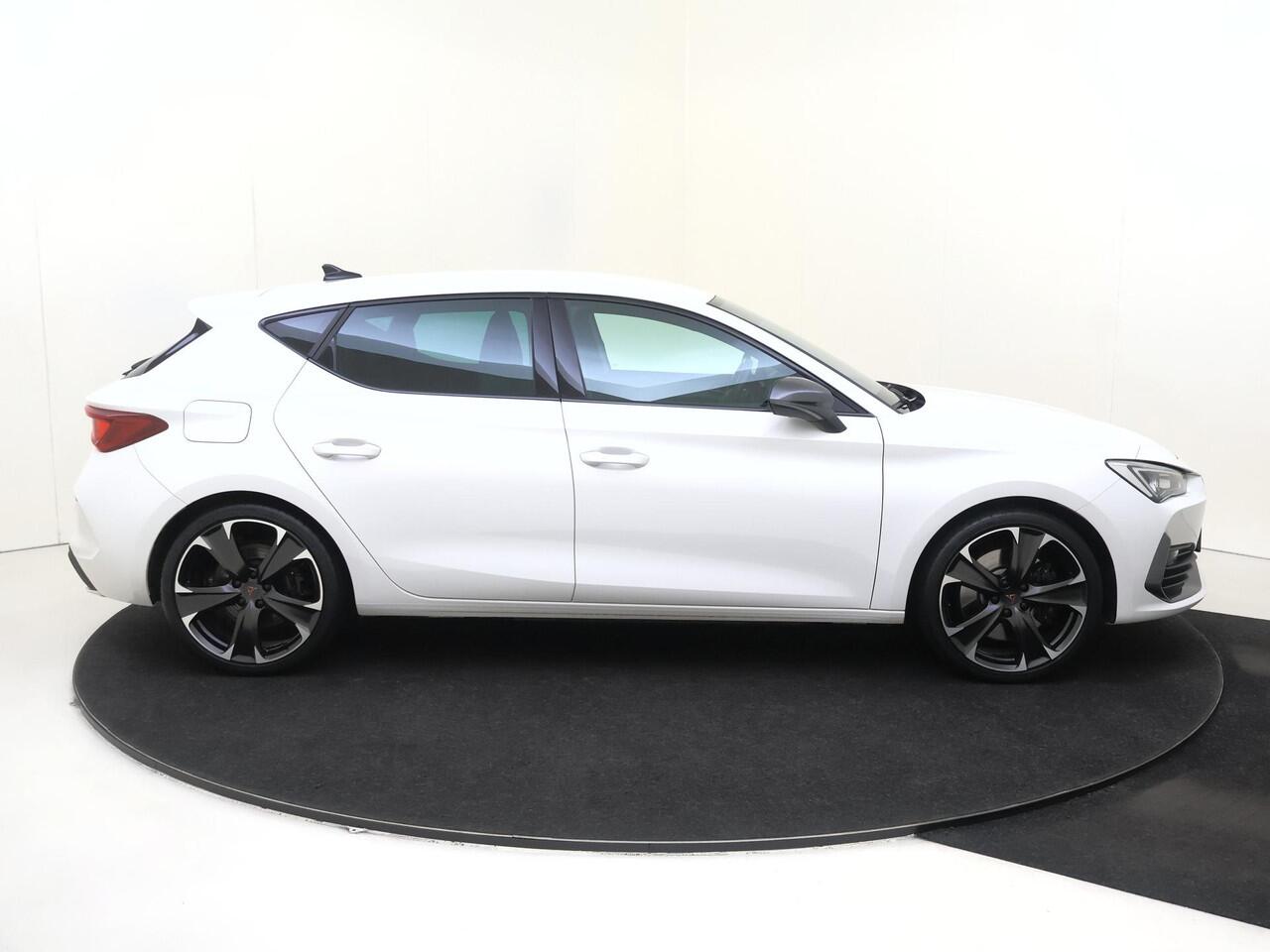 Cupra Leon 1.4 e-Hybrid VZ Business | SoH 94% | Adaptieve demping systeem | 3-zone airco | Keyless | Parkeersensoren achter | Stoel- en stuurwielverwarming | CarPlay | Navigatie |