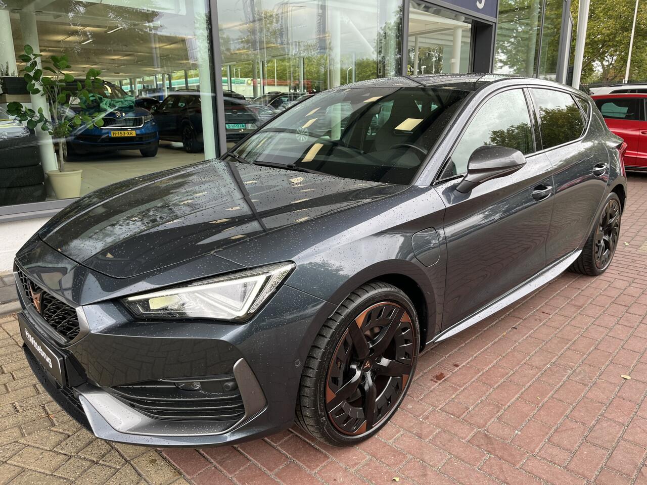 Cupra Leon 1.4 e-Hybrid VZ Performance / 19 Inch / Achteruitrijcamera / Park Assist / Stoelverwarming / 245 PK