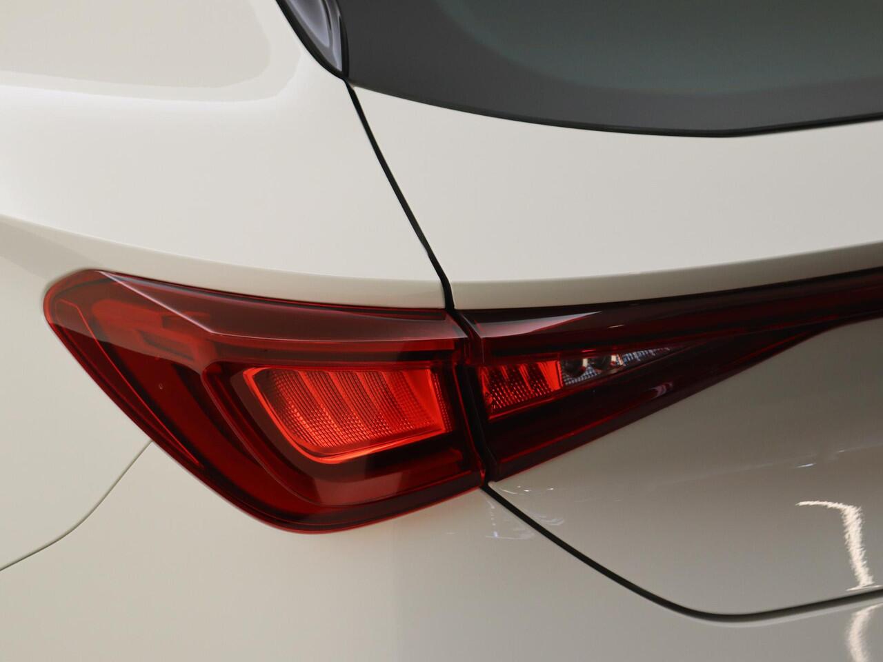 Cupra Leon 1.4 e-Hybrid VZ Business | SoH 94% | Adaptieve demping systeem | 3-zone airco | Keyless | Parkeersensoren achter | Stoel- en stuurwielverwarming | CarPlay | Navigatie |