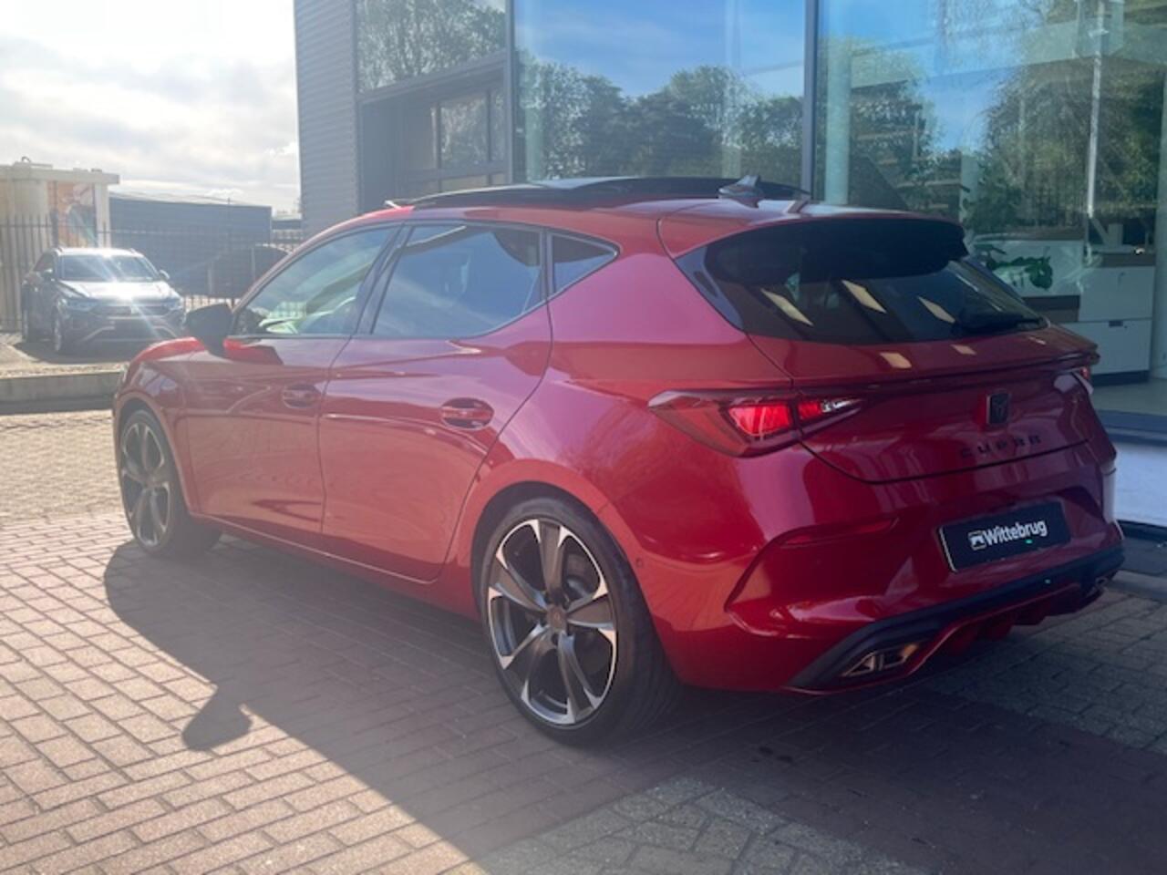 Cupra Leon 1.4 e-Hybrid VZ Performance / Panorama dak / 19 Inch / Supersport stuur / Achteruitrijcamera / Dodehoeksensor