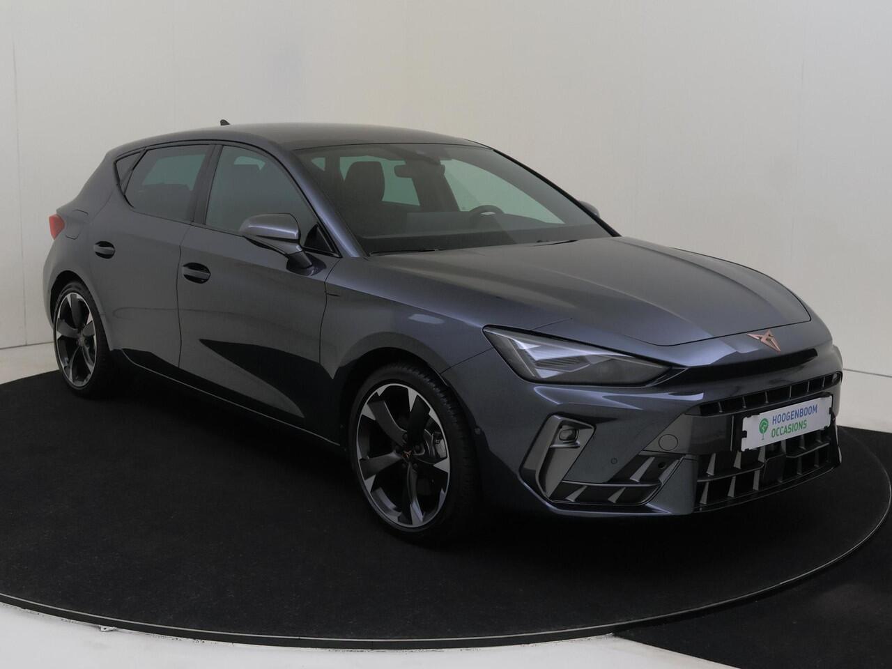 Cupra Leon 1.5 TSI e-Hybrid Business | Parkeerasisstent | Stoel- en stuurwielverwarming | Keyless | Achteruitrijcamera | Navigatie | Dodehoek detectie | 3-zone airco |
