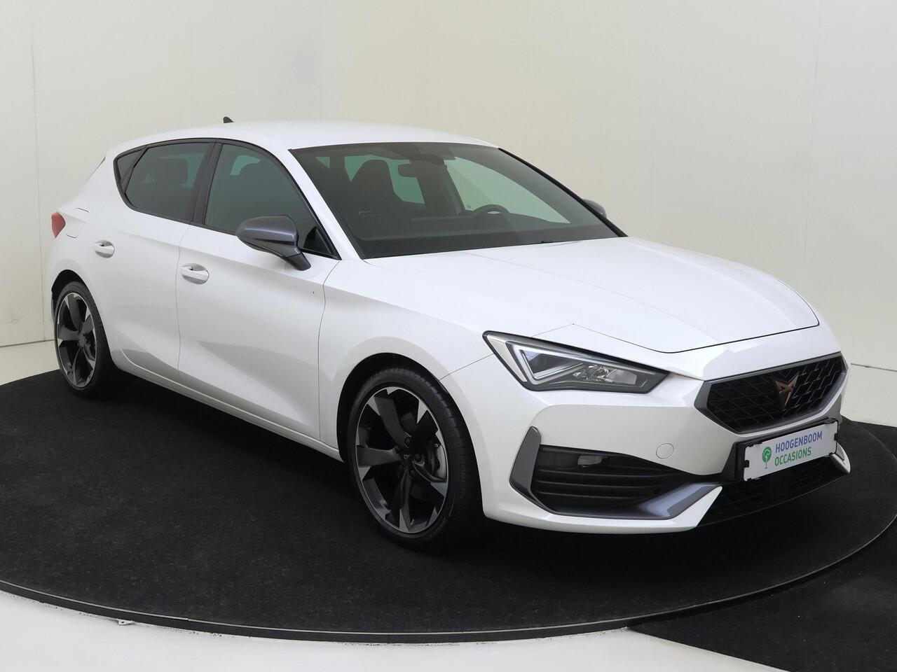 Cupra Leon 1.4 e-Hybrid Business | Keyless | Adaptieve demping systeem | 3-zone airco | Stoel- en stuurwielverwarming | Cruise control | CarPlay | Parkeersensoren achter |