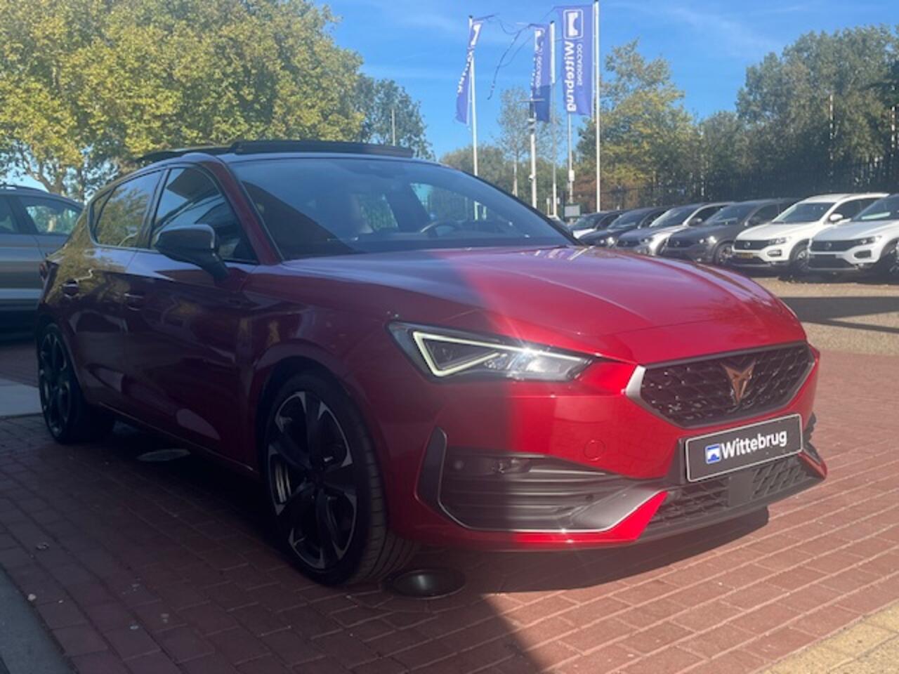 Cupra Leon 1.4 e-Hybrid VZ Performance / Panorama dak / 19 Inch / Supersport stuur / Achteruitrijcamera / Dodehoeksensor