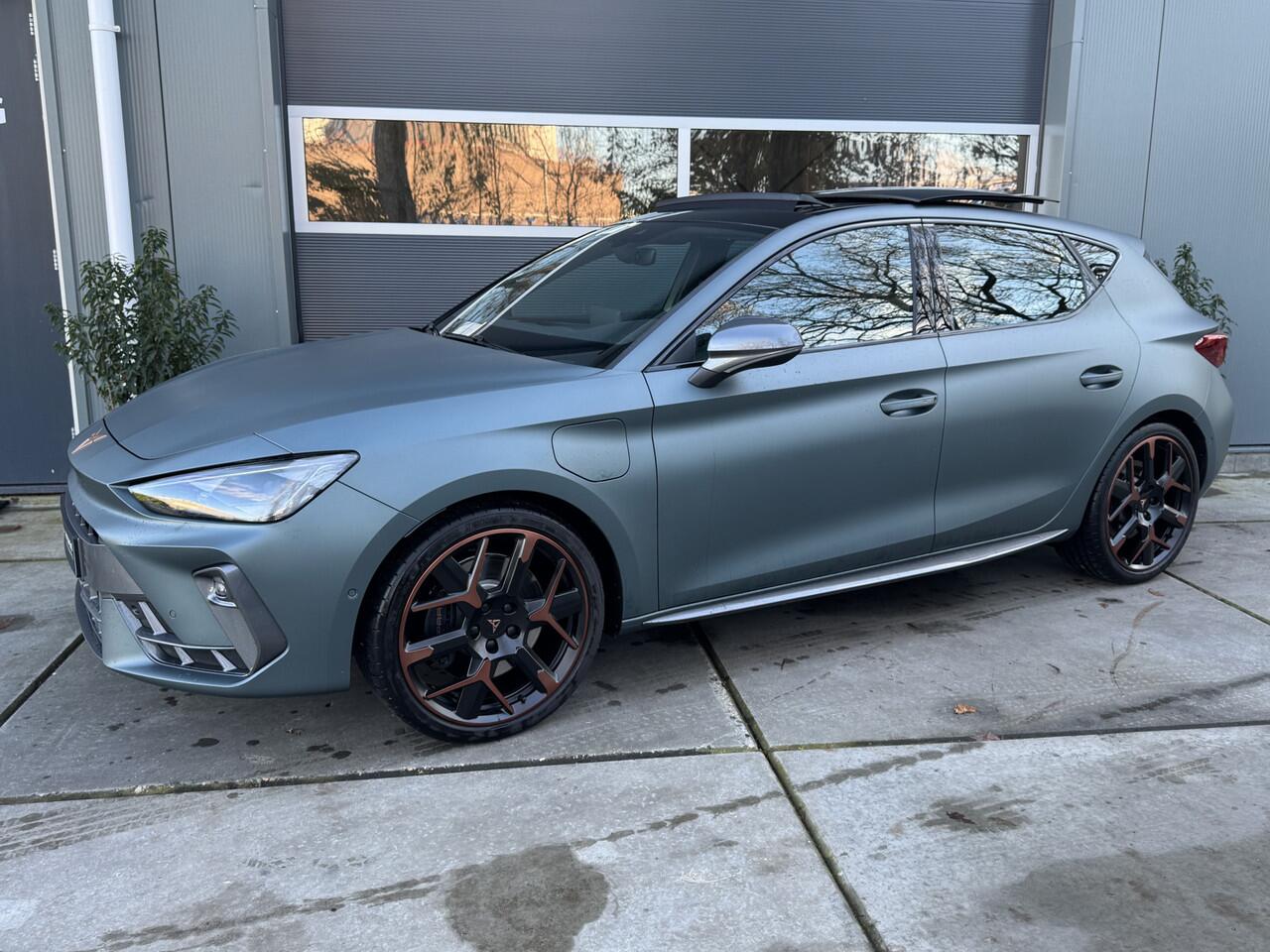 Cupra Leon 1.5 TSI e-Hybrid 272pk DSG VZ Extreme Panoramadak Schaalstoelen Sennheiser matte lak!