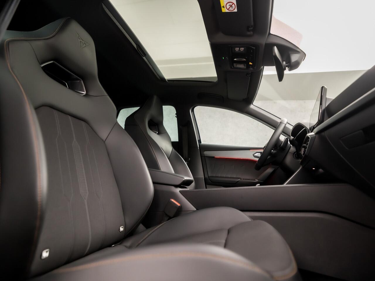 Cupra Leon 1.4 e-Hybrid VZ Adrenaline 245Pk Automaat (SCHUIFDAK, APPLE CARPLAY, GROOT NAVI, MEMORY SEATS, STUUR/STOELVERWARMING, KUIPSTOELEN, CAMERA, ADAPTIVE CRUISE, SFEERVERLICHTING, NIEUWSTAAT)