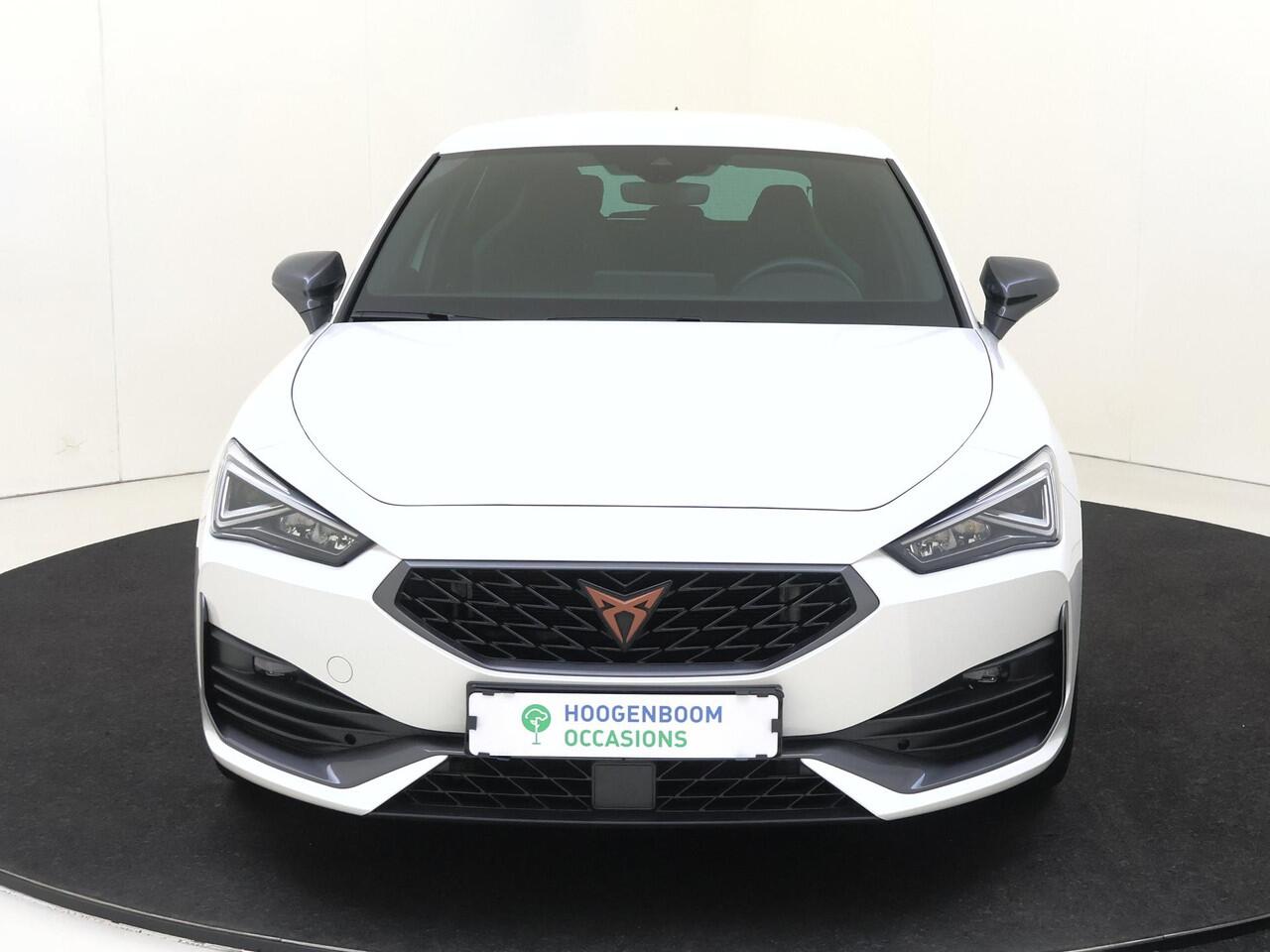 Cupra Leon 1.4 e-Hybrid VZ Business | SoH 94% | Adaptieve demping systeem | 3-zone airco | Keyless | Parkeersensoren achter | Stoel- en stuurwielverwarming | CarPlay | Navigatie |