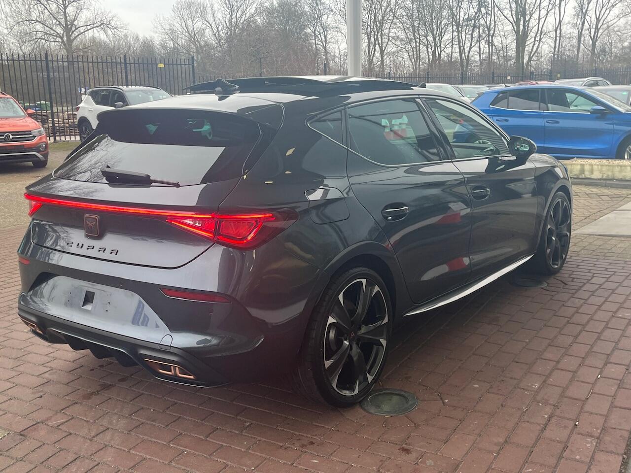 Cupra Leon 1.4 e-Hybrid VZ 245pk DSG Performance / Panorama dak / 19'' LMV / Parkeersensoren voor en achter / Navigatie / Carplay