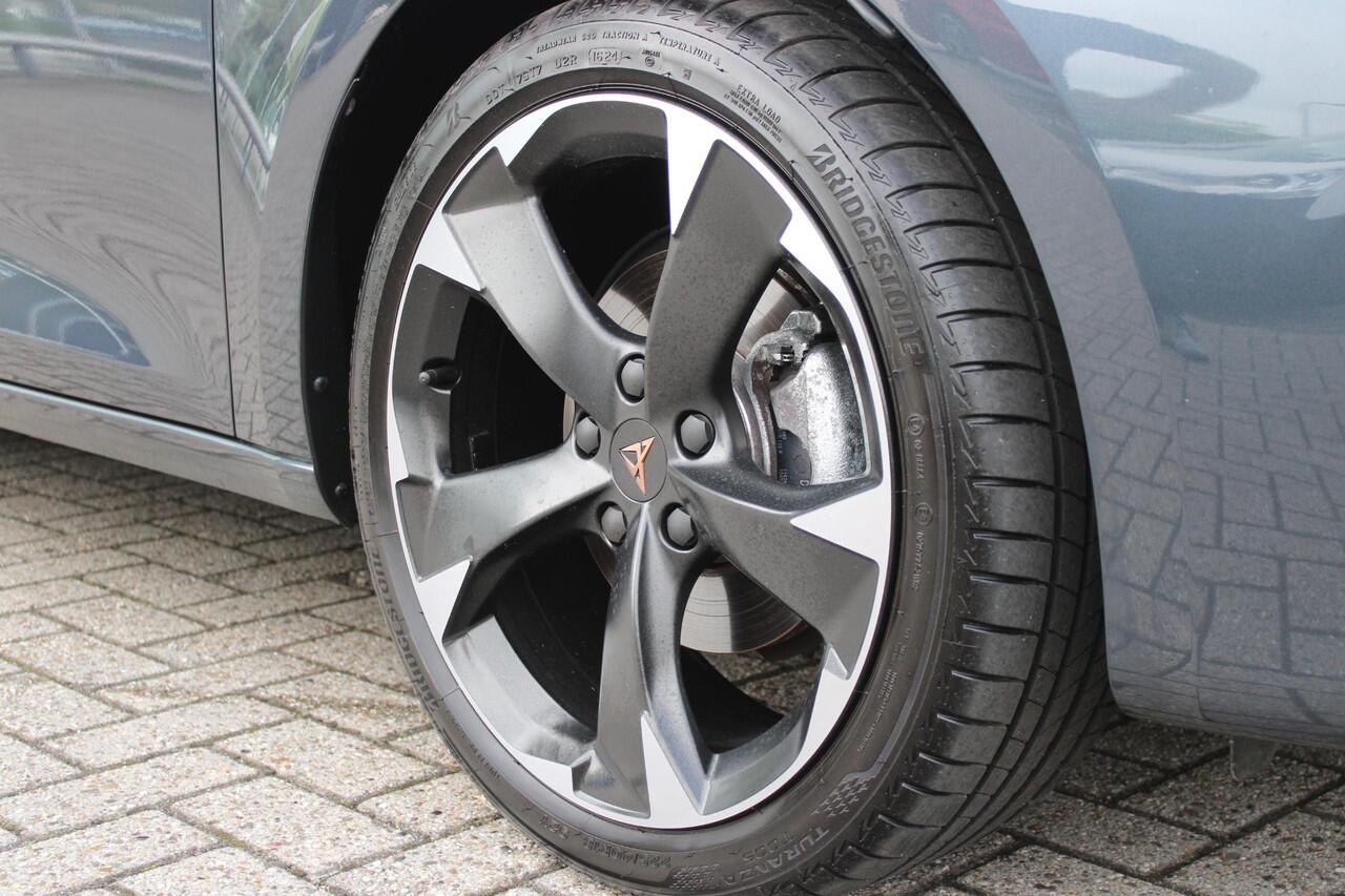 Cupra Leon 1.5 eTSI 150PK BUSINESS EDITION | LED MATRIX KOPLAMPEN | DRAADLOZE APPLE CARPLAY/ANDROID AUTO | NAVIGATIE | ACHTERUITRIJ CAMERA | 18" LICHTMETALEN VELGEN "GARBI" | DRAADLOZE TELEFOONLADER | STOEL/STUUR VERWARMING | 12,9" INFORTAINMENT SYSTEM | ZWARTE HEM