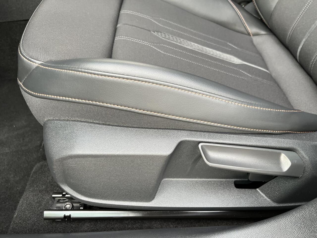 Cupra Leon 1.4 e-Hybrid VZ Performance / AUTOMAAT/ PANO/ 245PK/ 19" LMV/ NAVI/ DIGITAL DASH/ STOEL-STUUR VERWARM./ PARK. SENSOREN + CAMERA/ KEYLESS