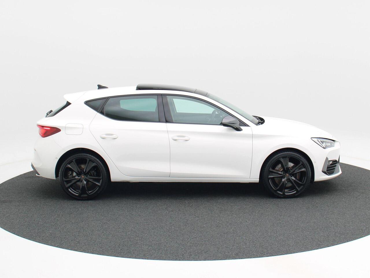 Cupra Leon 1.4 e-Hybrid 245 Pk Automaat VZ Adrenaline | Panoramadak | Adaptive Cruise | Climate Control | Stoelverwarming | Navigatie | Camera | Carplay | 19 inch | 56.510 Km!!