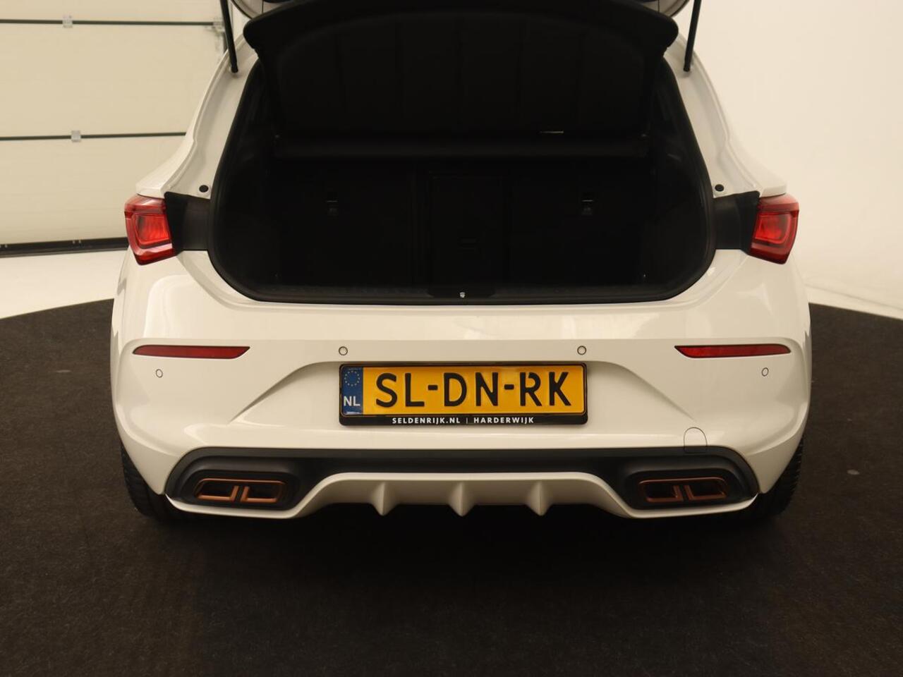 Cupra Leon 1.4 eHybrid VZ | 245pk | Carplay | Navigatie | Sfeerverlichting | Keyless | Sportstoelen | Digital Cockpit | Parkeerhulp | PHEV | Plug In