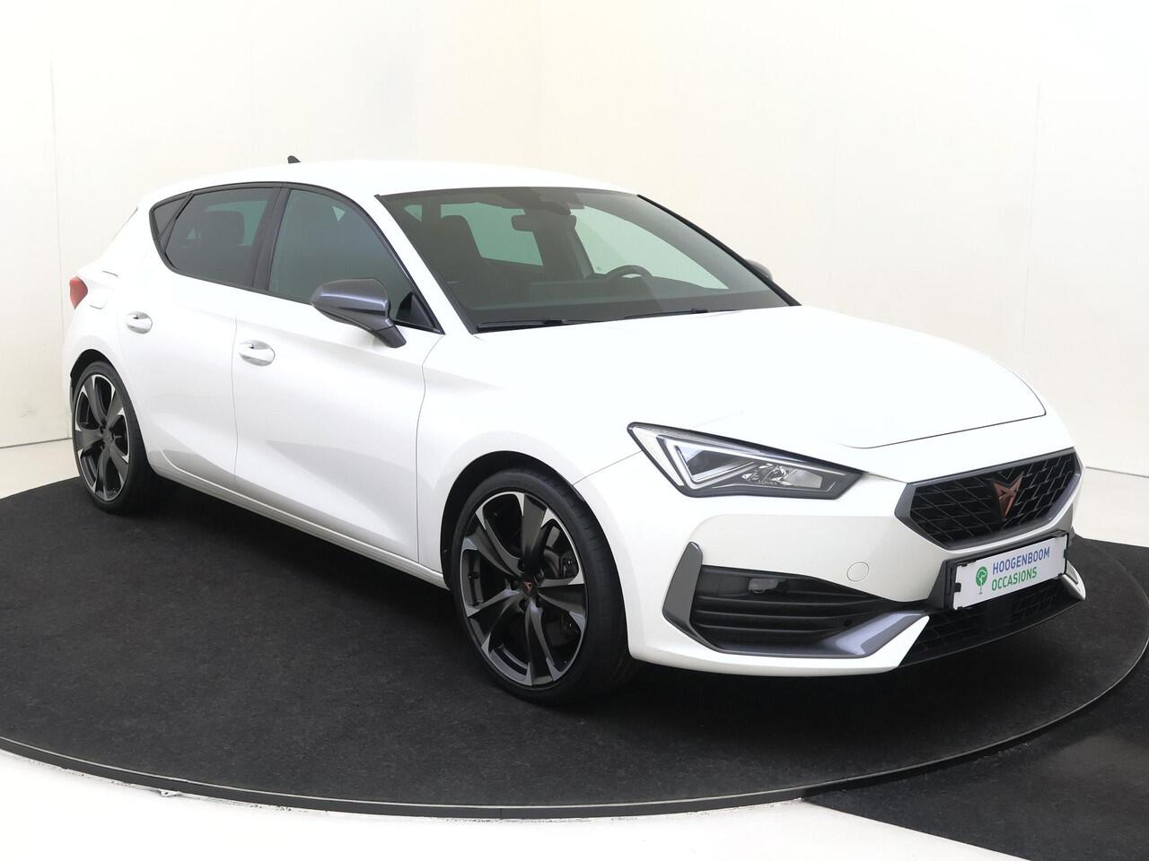 Cupra Leon 1.4 e-Hybrid VZ Business | SoH 94% | Adaptieve demping systeem | 3-zone airco | Keyless | Parkeersensoren achter | Stoel- en stuurwielverwarming | CarPlay | Navigatie |
