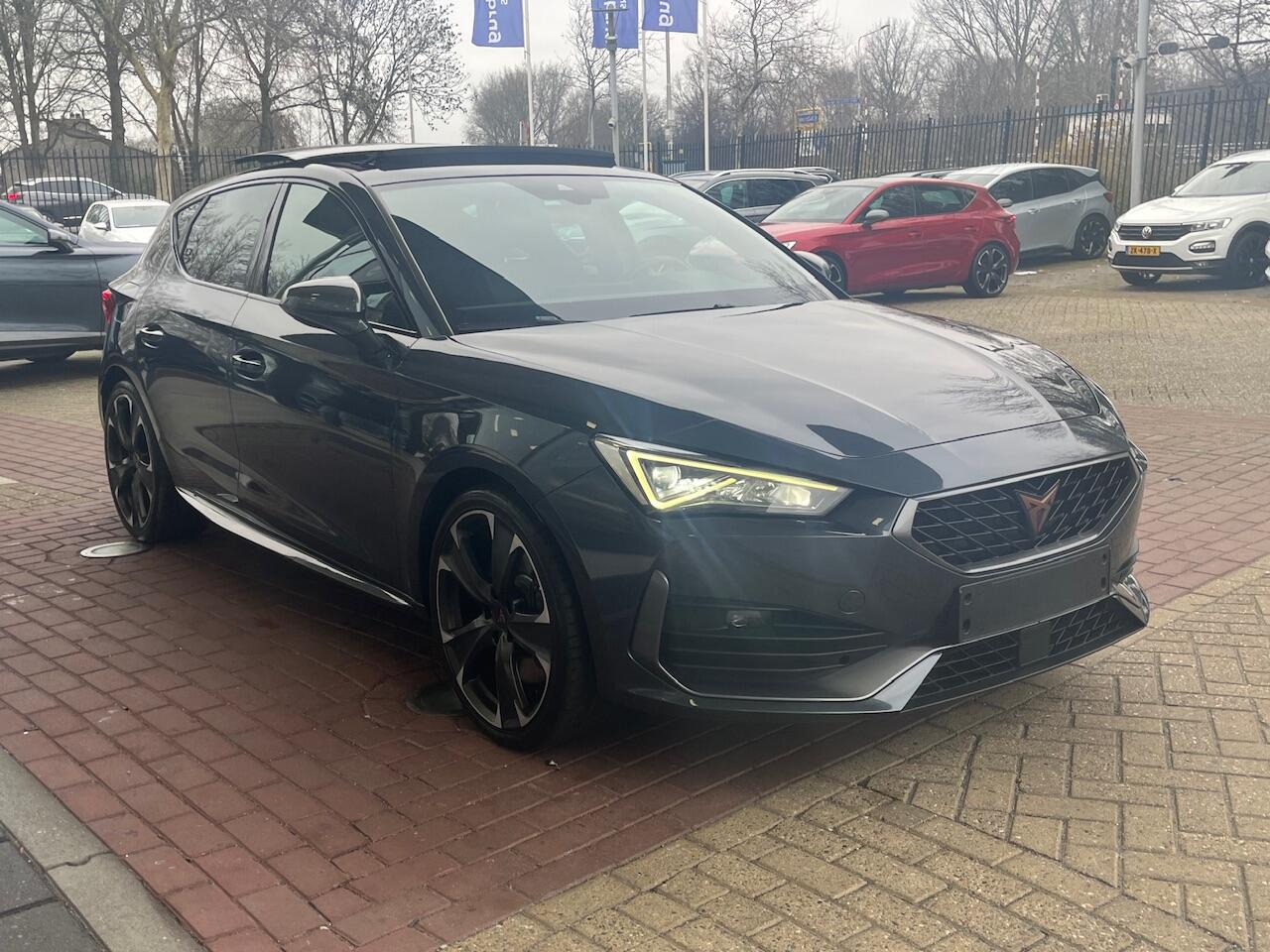 Cupra Leon 1.4 e-Hybrid VZ 245pk DSG Performance / Panorama dak / 19'' LMV / Parkeersensoren voor en achter / Navigatie / Carplay