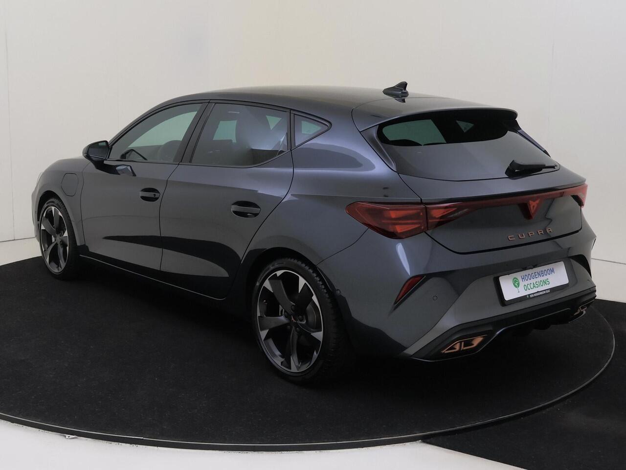 Cupra Leon 1.5 TSI e-Hybrid Business | Dodehoek detectie | Keyless | Achteruitrijcamera | Stoel- en stuurwielverwarming | Navigatie | Adaptieve cruise control | Sfeerverlichting |
